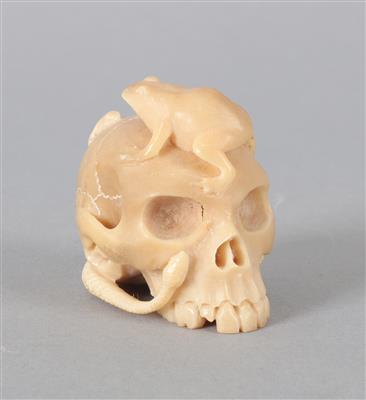 Netsuke eines Totenschädels mit Kröte, - Letní aukce Starožitnosti