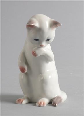 Sitzende Katze sich putzend, - Summer auction Antiques