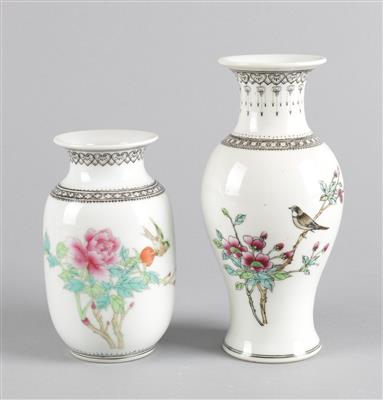 2 Famille rose Vasen, - Summer auction Antiques