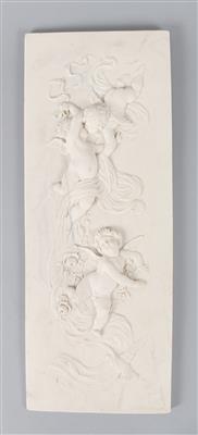 Steinguss Relief, drei Putti und Taube, - Summer auction Antiques