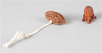 Netsuke eines Pfirsichs und einer Nuss, - Summer auction Antiques