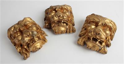 Drei geschnitzte und vergoldete Löwenköpfe, - Asta estiva Antiquariato