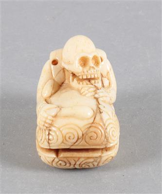 Netsuke eines Skeletts, - Letní aukce Starožitnosti