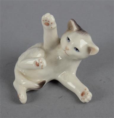Liegende, spielende Katze, - Antiquitäten