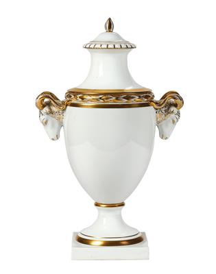 Elegante Vase mit Deckel, - Starožitnosti