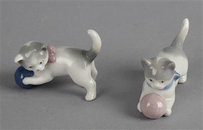 2 kleine Katzen mit Wollknäuel spielend, - Antiquitäten