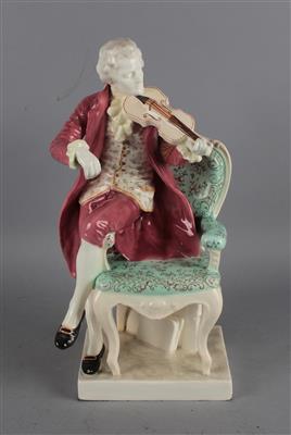 Mozart mit Geige, auf Sessellehne sitzend, - Porzellan, Keramik und Glas