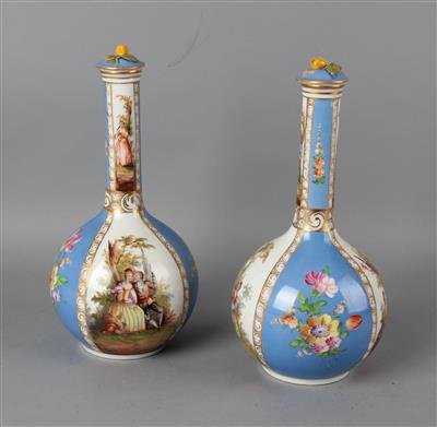 Paar Flaschenvasen mit Deckeln, - Szkło, porcelana i ceramika