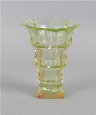 Vase, - Szkło, porcelana i ceramika