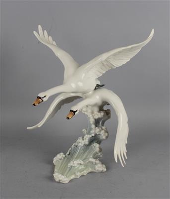 Zwei fliegende Schwäne über Meereswellen, - Porzellan, Keramik und Glas