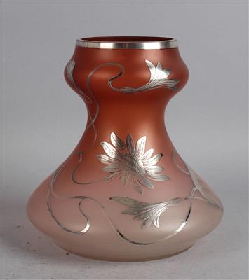 Vase mit floraler Silberauflage, - Starožitnosti