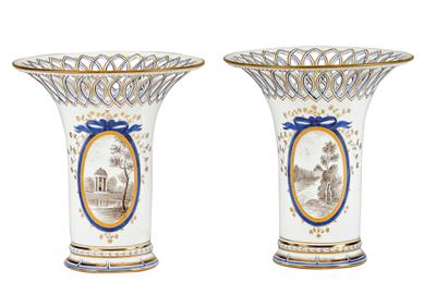 Bayerisches Königsservice "Perlservice", Porzellan, Paar Vasen mit Gitterdurchbruch - Works of Art