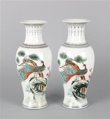Zwei Famille rose Vasen, - Antiquitäten