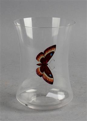 Lobmeyr-Sockelbecher mit Schmetterling, - Antiquitäten