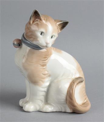 Sitzende Katze mit Glockenhalsband, - Antiques