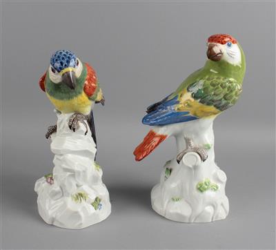 2 Papageien sitzen auf Felssockeln mit Blatt- und Blütenbelag, - Antiquitäten