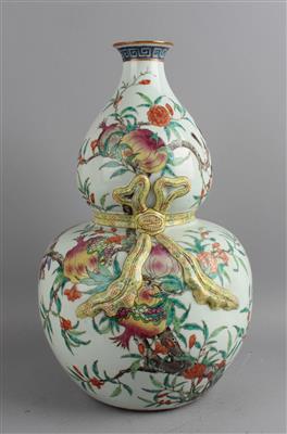 Famille rose Vase in Kalebassenform, - Antiques