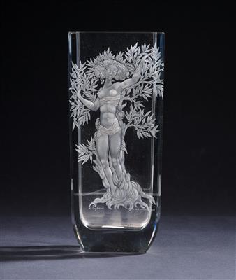 Vase mit meisterlich geschnittener Darstellung 'Daphne', - Antiquitäten