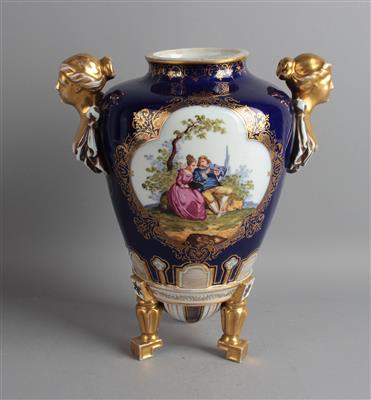 Vase auf drei Füßen, - Antiquariato