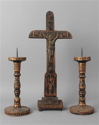Volkstümliches Standkreuz mit 2 Kerzenleuchtern, - Antiques