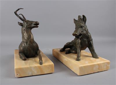 Zwei Bronzen, sitzender Keiler und sitzender Hirsch, - Antiques