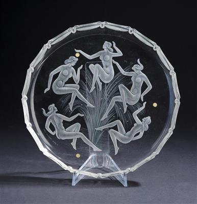 Teller mit meisterlich geschnittener Darstellung von 5 tanzenden Wassernymphen und Schilfblättern, - Antiquitäten