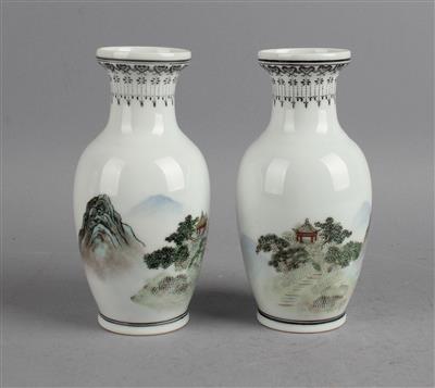 Paar kleine Vasen, - Antiques