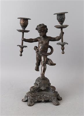 Kerzenleuchter in Form eines Putto, - Antiquariato