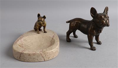 Französische Bulldogge auf Steinschale und stehende Bulldogge, - Antiques