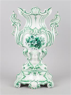 Henkelvase auf Sockel, - Works of Art