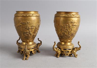 Paar Vasen mit Elefanten und Chinoiserien, - Works of Art