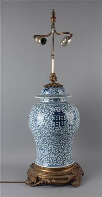 Blau-weiße Deckelvase als Tischlampe montiert, - Antiquitäten