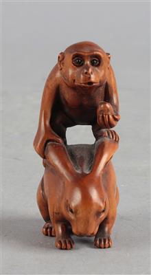 Netsuke eines Affen auf Hase, - Antiquitäten