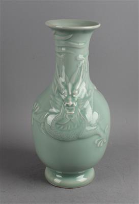 Seladon glasierte Vase, - Works of Art