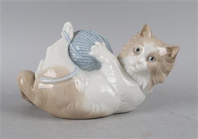 Am Rücken liegende Katze mit Wollknäuel, - Antiquitäten