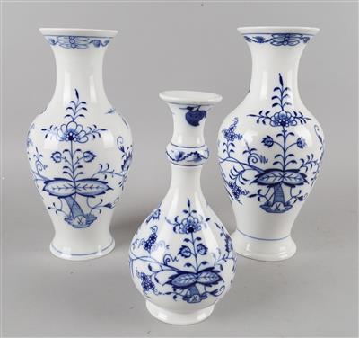 Zwiebelmuster-Paar Vasen Höhe 23,5 cm, 1 Vase mit Nodus Höhe 18 cm, Meißen, - Antiquitäten
