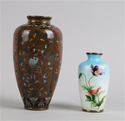 2 kleine Cloisonné Vasen, - Antiquitäten