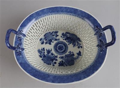 Ovaler blau-weißer Henkelkorb, - Antiquitäten