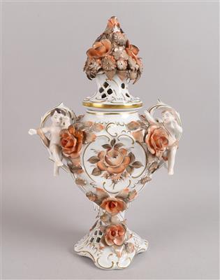 Potpourri Deckelvase mit Henkeln, - Works of Art