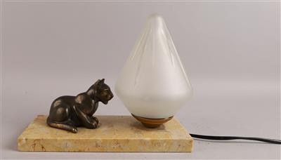 Tischlampe mit sitzender Raubkatze, - Works of Art