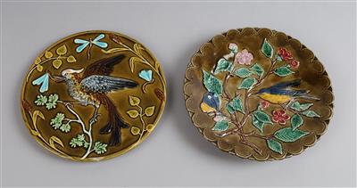 2 kleine Teller mit Vogeldekor, - Antiquitäten