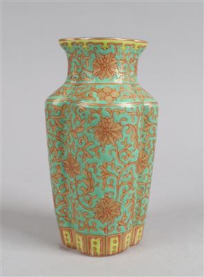 Kleine Vase, China, blaue Vierzeichen Marke Qianlong, 20. Jh., - Starožitnosti