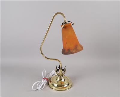 Französische Tischlampe mit orange farbenem Glasschirm, - Antiquitäten