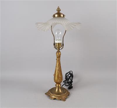 Tischlampe mit gerüschtem Glasschirm, - Antiquitäten
