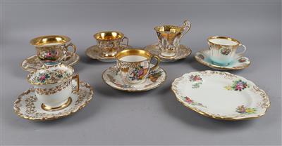 6 verschiedene Tassen mit Untertasse, 1 Teller, Böhmen und Wien, 19. Jh., - Antiquitäten