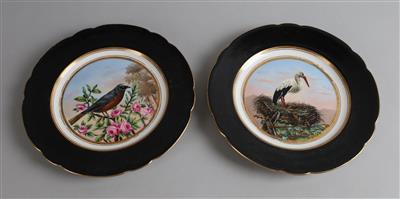 2 Teller mit Storch und Gartenrotschwanz, - Antiques