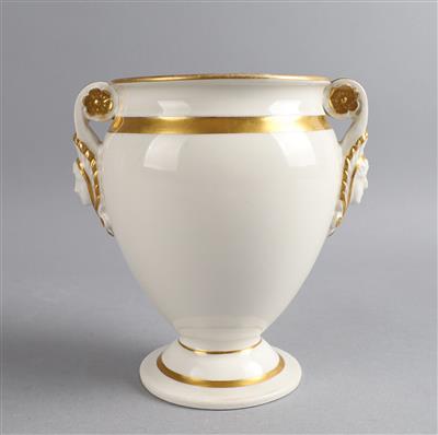 Vase mit goldenen Rändern, Rosettenhenkeln und Maskarons, Kaiserliche Manufaktur, Wien 1839, - Antiquariato