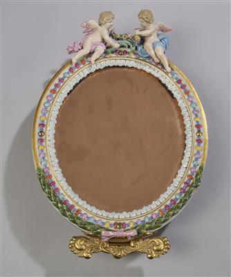Ovaler Tischspiegel in Porzellanrahmen, Meißen, - Antiquitäten