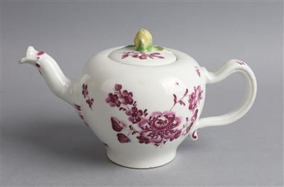Barocke Teekanne mit Deckel und purpurnen Blumen, Kaiserliche Manufaktur Wien um 1760, - Starožitnosti