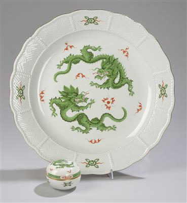 Große Platte und Deckeldose mit grünem Ming-Drachen, Meißen, - Antiquitäten